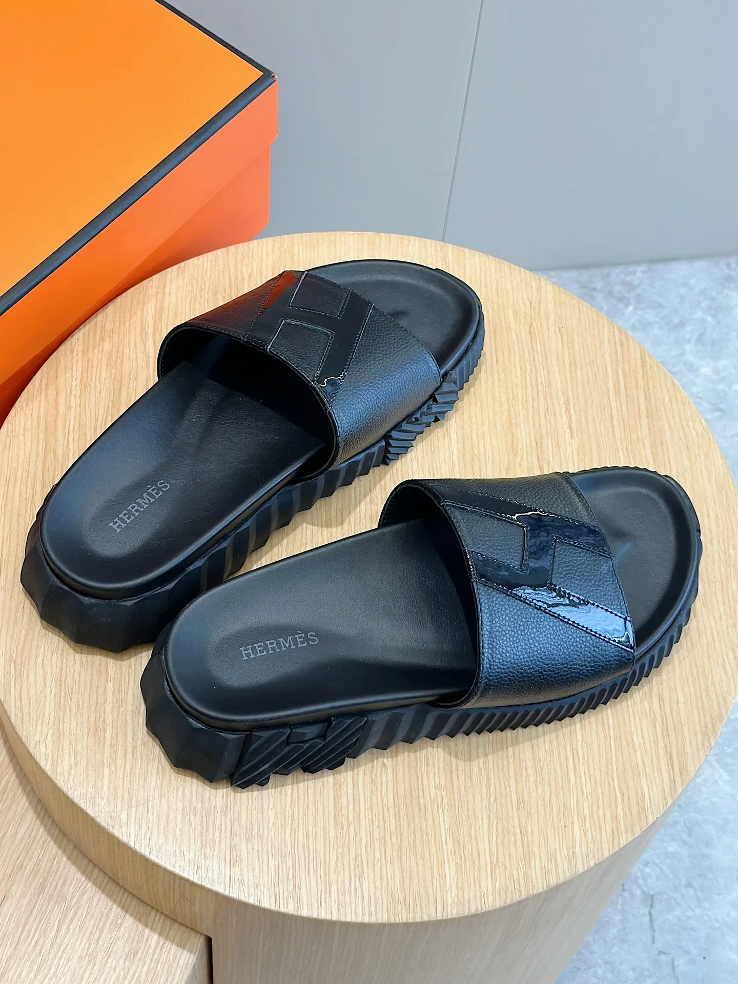 Factory price: 360💰Hermès [HERMÈS] Top Herme*H Home Hermès Men's Sandals and Slippers-Original Reproduction. Purchase the original version and make it one to one. The outsole is privately molded. The color of the outsole corresponding to each color is the same as the original version. Come to those who know the stuff 💪 The ultra-light soles are designed in contrasting colors, and they feel so comfortable on your feet! Calfskin, cowhide feet, private model outsole. Size: 39-44 (customized at 38.45)